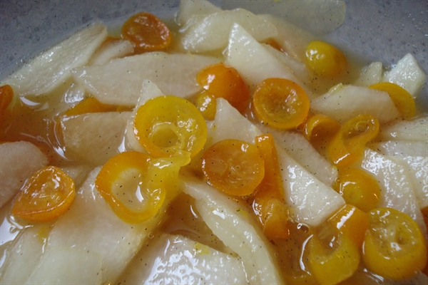 Melissa Cooks Gourmet: Asian Pears with Vanilla-Poached Kumquats