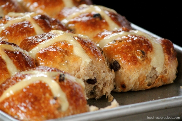 whats the cross on hot cross buns all about?