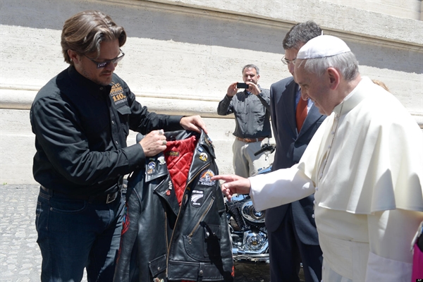 Pope Francis Blesses Bikers - Christian Forums