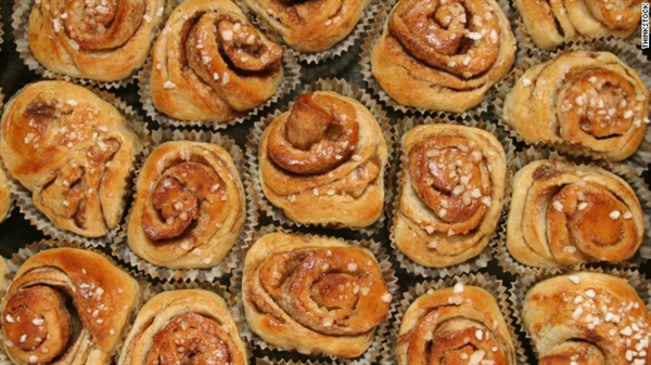 Where can you find some really great sticky buns for a breakfast snack?