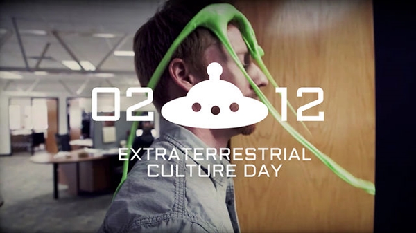 How do some people associate 2012 with extraterrestrials?