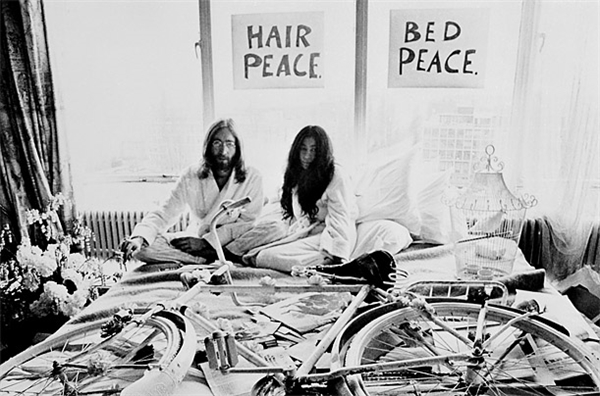 Who held a week-long bed-in for peace in the Amsterdam Hilton in 1969?