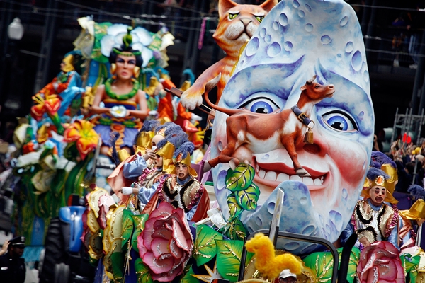 What are the best days to travel for the Mardi Gras festivities?